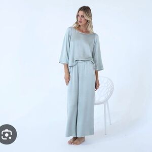 EUC pj Harlow mo-crop satin set in Tiffany blue Color